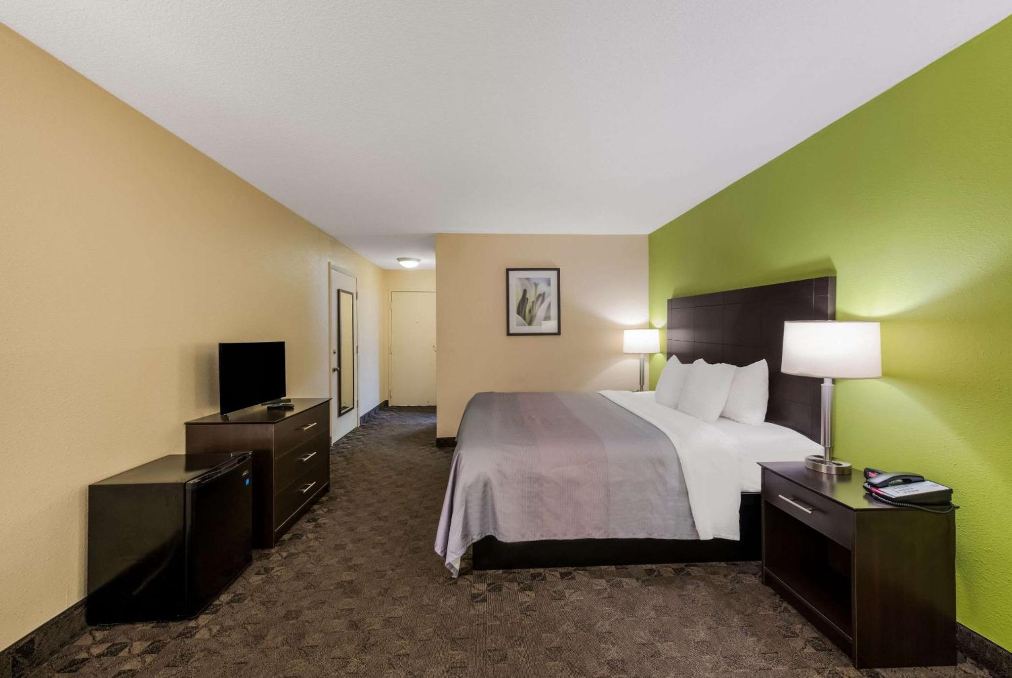 King Room - Accessible/Non-Smoking